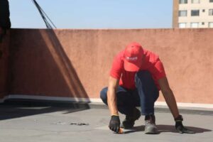 Técnico de Texsa inspeccionando una superficie sin limpiar antes de aplicar impermeabilización